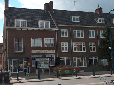819858 Gezicht op de voorgevels van de panden Amsterdamsestraatweg 498 (Walton Makelaardij o.g.) - hoger te Utrecht.